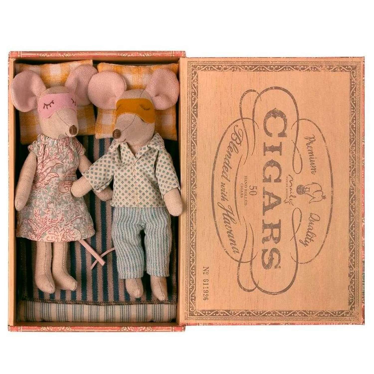 Maileg- mum & dad in a cigar box with bed linen